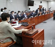 [포토]정치개혁특별위 첫 전체회의 주재하는 남인순 위원장