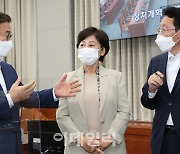 [포토]이야기 나누는 국회 정치개혁특별위 위원장과 여야 간사