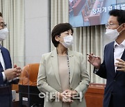 [포토]이야기 나누는 국회 정치개혁특별위 남인순 위원장과 여야 간사