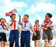 인공기 흔드는 북한 어린이들.."조국에 대한 사랑"