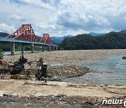 비만 오면..충주호에 쓰레기 15톤 유입, 부유물 처리 '몸살'