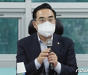 '세법개정안 문제점' 토론회 인사말하는 박홍근 野 원내대표