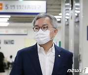 최강욱 '법사위원' 자격 논란..與 "적절한가" vs 崔 "이지매 계속할 거냐"