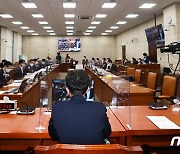 행안위 전체회의 참석한 류삼영 총경