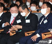 김상수 건설단체총연합회장과 대화하는 한덕수 총리