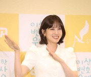 '우영우 인사' 보여주는 배우 박은빈