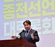 '사퇴 압박' 이석현 민주평통 수석부의장 사의 표명