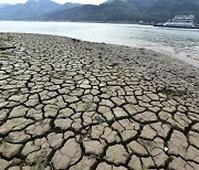 중국 최악 폭염·가뭄에 전력난까지 덥쳐..'구름씨' 뿌려 인공강우 만들고 공장 가동 중단