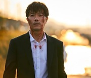 Park Hee-soon is back as another drug lord in 'A Model Family'