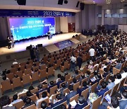 [머니S포토] 2022 건설의날, 기념사 전하는 김상수 건단련 회장