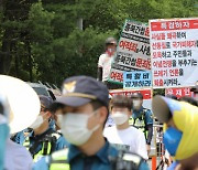 산책 나선 文 부부 협박한 평산마을 시위자 구속