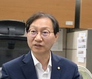 '답변하는 김성주 더불어민주당 전북도당 도당위원장'