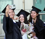기념사진 찍는 외국인 졸업생들