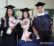외국인 유학생들 졸업사진 찍으며 "김치"