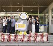 펭수 팬클럽, 부산 수영구에 이웃돕기 쌀 기부
