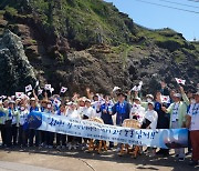 제주해녀 선·후배 34명 독도 방문