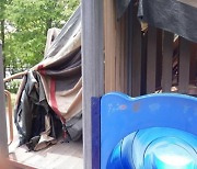 "욕도 아깝다"..놀이터서 텐트 말린 무개념 '민폐족' 또 등장
