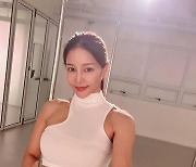 '류필립♥' 미나, 51세의 CG급 몸매..납작 복근 '감탄'