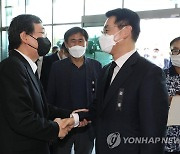 인사나누는 박용진 당대표 후보와 김홍업 이사장