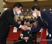 인사하는 김진표 국회의장과 우상호 비상대책위원장