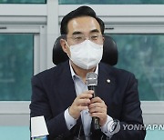 인사말 하는 민주당 박홍근 원내대표