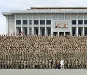 북한 김정은, '수도방역전' 투입 장병들과 기념촬영