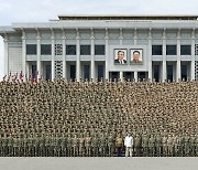 북한 김정은 "인민군이 방역위기 평정"..기념사진 촬영