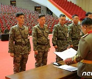 표창장 받는 북한 '수도방역전' 전투원들.."특출한 공훈"