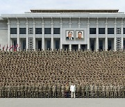 북한 김정은, '수도방역전' 투입 장병들과 단체사진