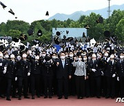 윤 대통령, 김건희 여사와 경찰학교 졸업식 참석