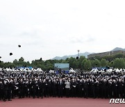 경찰학교 졸업생들과 기념촬영하는 윤 대통령 부부