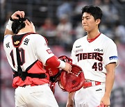 [포토] 이의리 박동원, 2회 맞은 만루위기