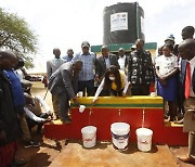 윤홍근 BBQ 회장, 케냐 우물 개발·식수 탱크 설치 지원