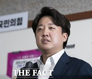 경찰, '이준석 가세연 무고' 강신업 고발인 조사