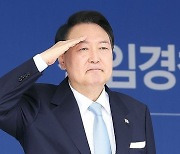 尹과 '순경 졸업식' 참석한 김건희..野 "봐주기 수사 화답이냐"