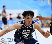 [JB포토] 2022 KBL 유소년 클럽 농구대회, KCC 김동준 '일대일 시도'