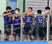 [JB포토] 2022 KBL 유소년 클럽 농구대회, 데이원 '2층에서 직관중'