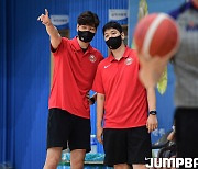 [JB포토] 2022 KBL 유소년 클럽 농구대회, 대화 나누는 SK 권용웅 코치와 김동욱 코치
