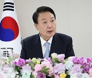 尹, 국회의장단 만나 "연금·노동개혁, 미래세대 위한 이야기"