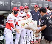 [MD포토] 김종국 감독 'KBO 레전드 40인, 조계현 전 단장님 축하합니다'