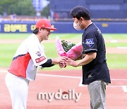 [MD포토] 조계현 전 단장 'KIA 주장 김선빈 축하받으며 KBO 레전드 40인 수상'