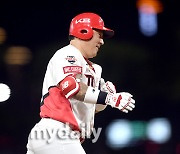 [MD포토] 최형우 '리빙 레전드의 KBO 역대 4번째 15시즌 연속 두 자릿수 홈런'