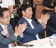 제50차 대한민국시도지사협의회 총회 참석해 박수치는 김관영 전북도지사