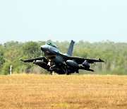 Pitch Black 훈련 참가 위해 호주 다윈 공군기지 착륙하는 KF-16 전투기