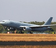 해외 전개 임무 간 공증급유 수행 임무 마치고 착륙하는 KC-330