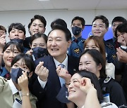 신임 순경들 만난 윤대통령 "경찰 중립성 보장"
