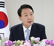 윤 대통령, 국회의장단 만나 "여야 힘 합쳐 어려움 이겨나가야"