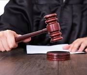 '여동생 13년간 성폭행' 혐의 무죄 선고받은 친오빠, 법정서 주저앉아 오열