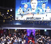 [ST포토] 애런 테일러 존슨 '한국 팬들과 즐거운 만남'