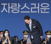 중앙경찰학교 졸업생에게 인사하는 윤석열 대통령